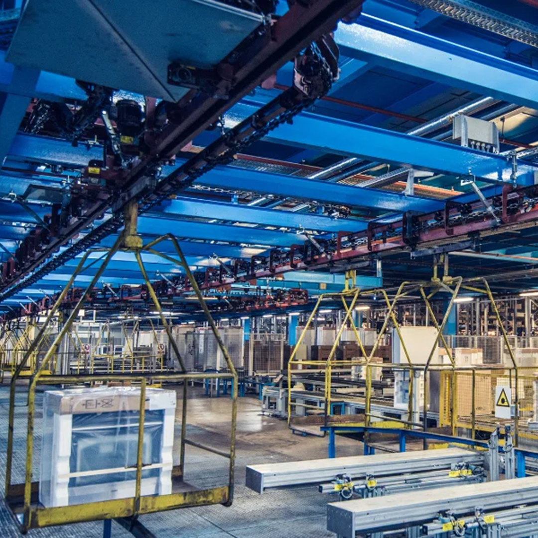 Förderanlage und Stahlkonstruktionen in einer Industriehalle